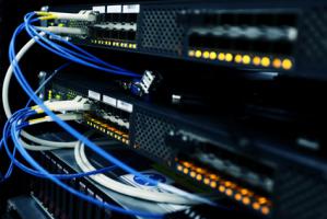 Mise en réseau : les données sont rassemblées sur un serveur protégé et mises à disposition d'un nombre précis d'utilisateurs. Mise en réseau : les données sont rassemblées sur un serveur protégé et mises à disposition d'un nombre précis d'utilisateurs.